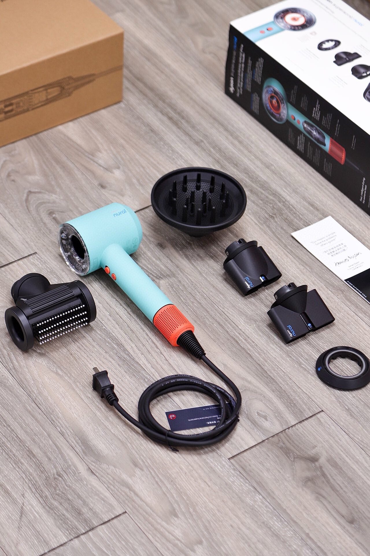 Dyson Supersonic™ Nural – Pátina Cerámica / Topacio 220 volteo