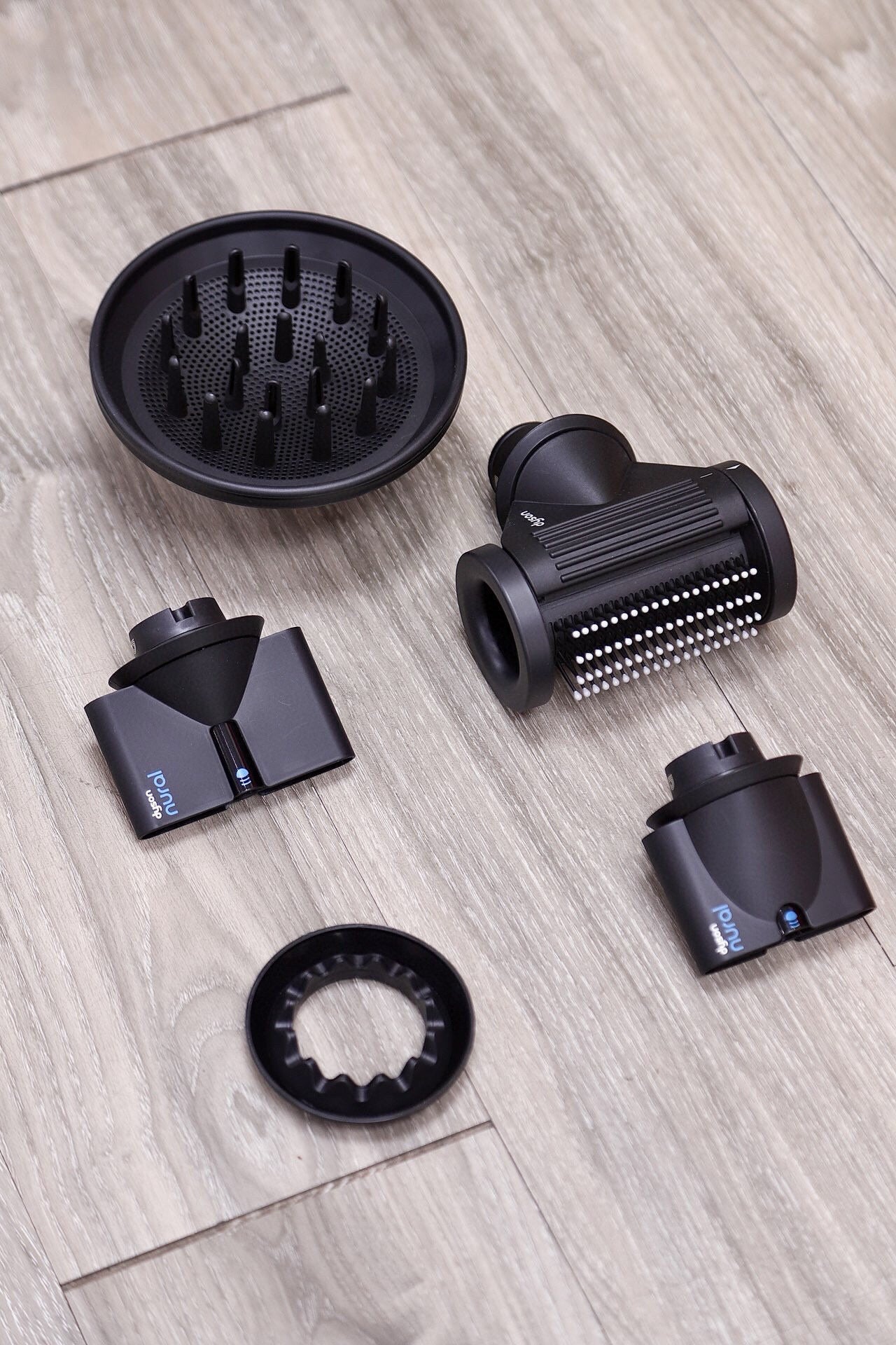 Dyson Supersonic™ Nural – Pátina Cerámica / Blue 220 volteo