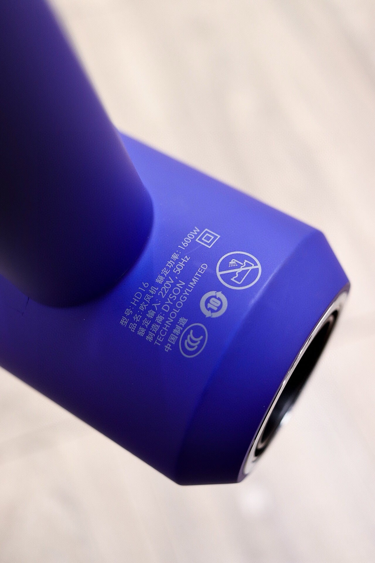 Dyson Supersonic™ Nural – Pátina Cerámica / Blue 220 volteo