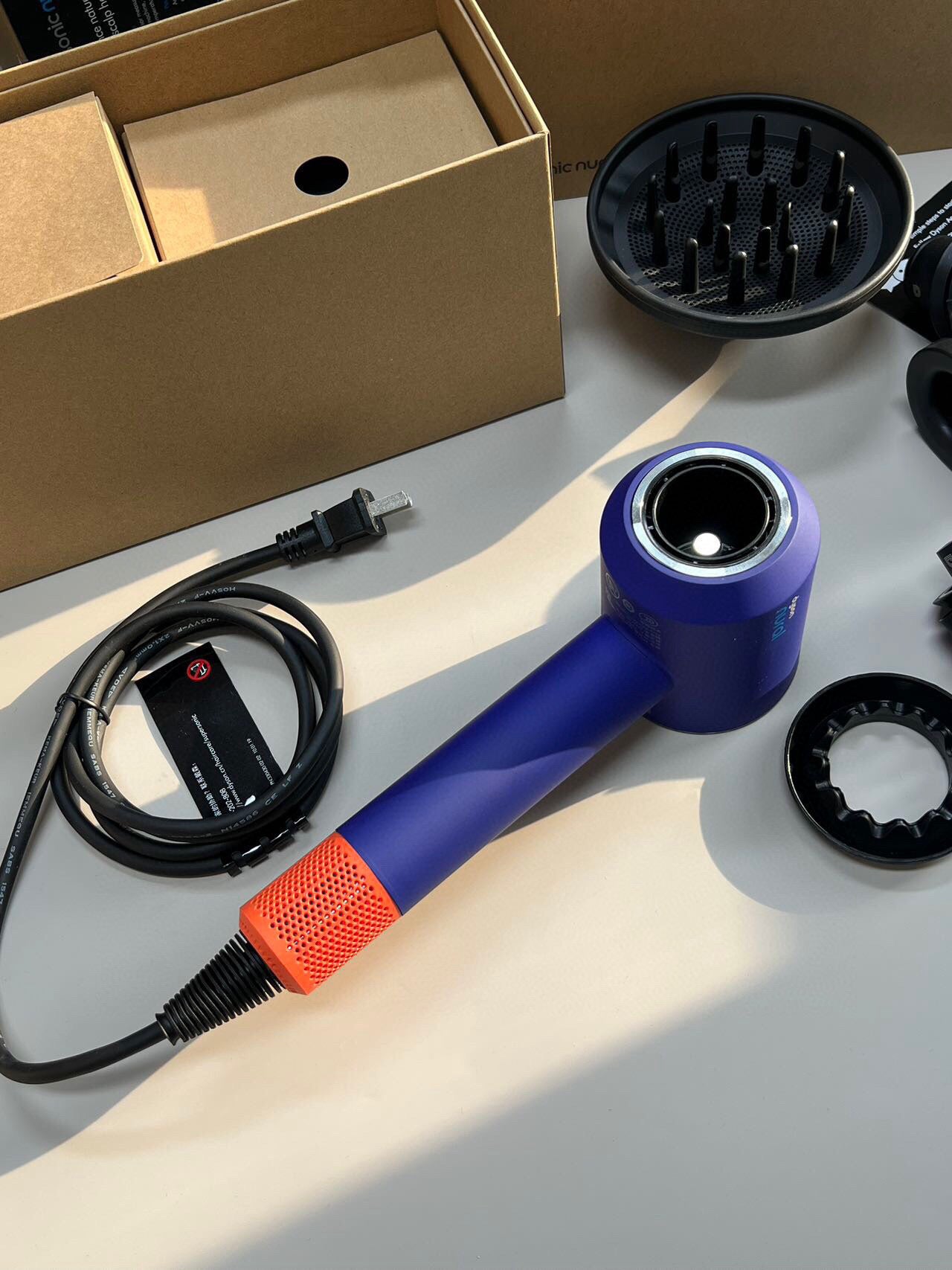 Dyson Supersonic™ Nural – Pátina Cerámica / Blue 220 volteo
