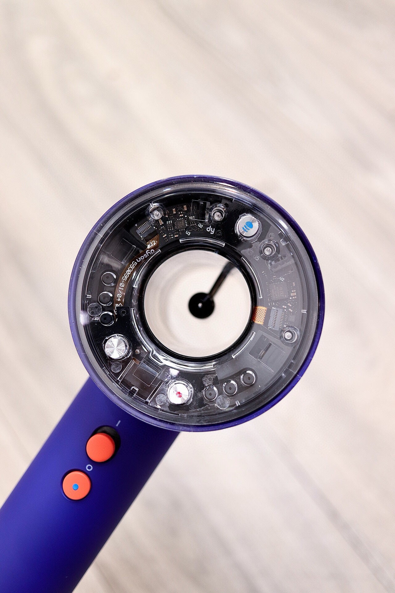 Dyson Supersonic™ Nural – Pátina Cerámica / Blue 220 volteo