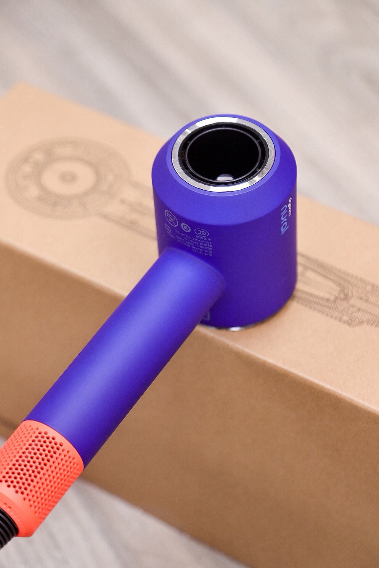 Dyson Supersonic™ Nural – Pátina Cerámica / Blue 220 volteo