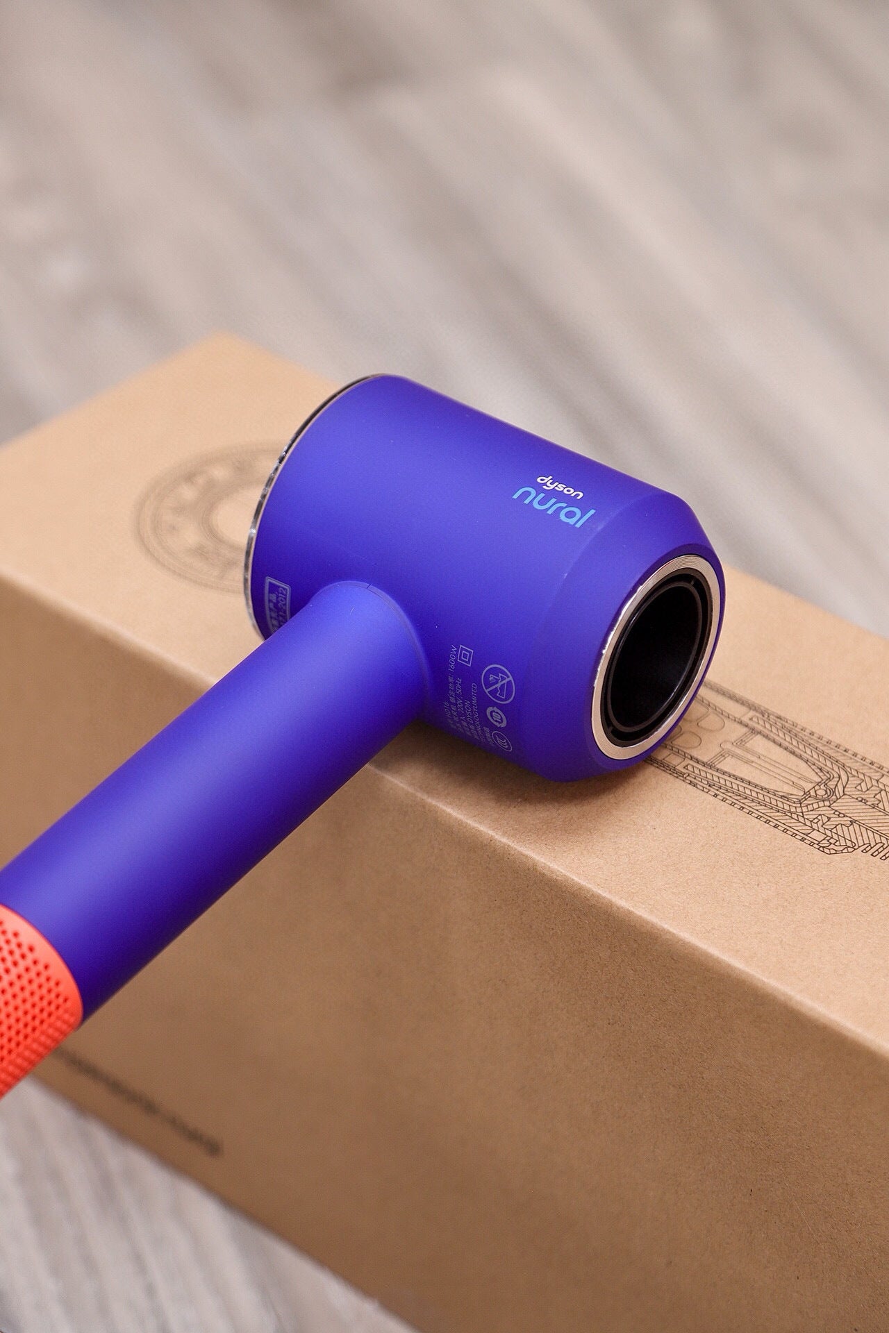 Dyson Supersonic™ Nural – Pátina Cerámica / Blue 220 volteo