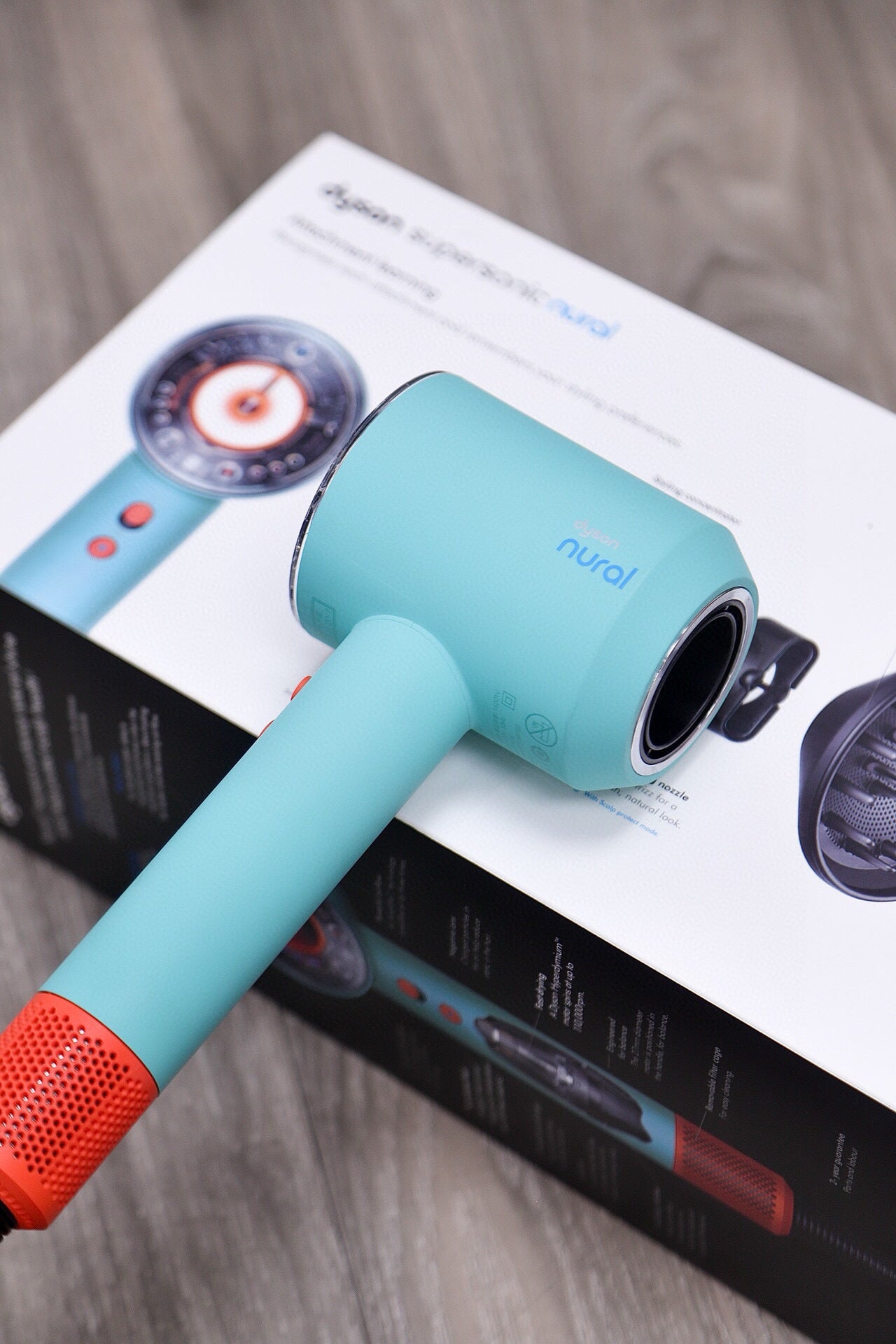 Dyson Supersonic™ Nural – Pátina Cerámica / Topacio 220 volteo