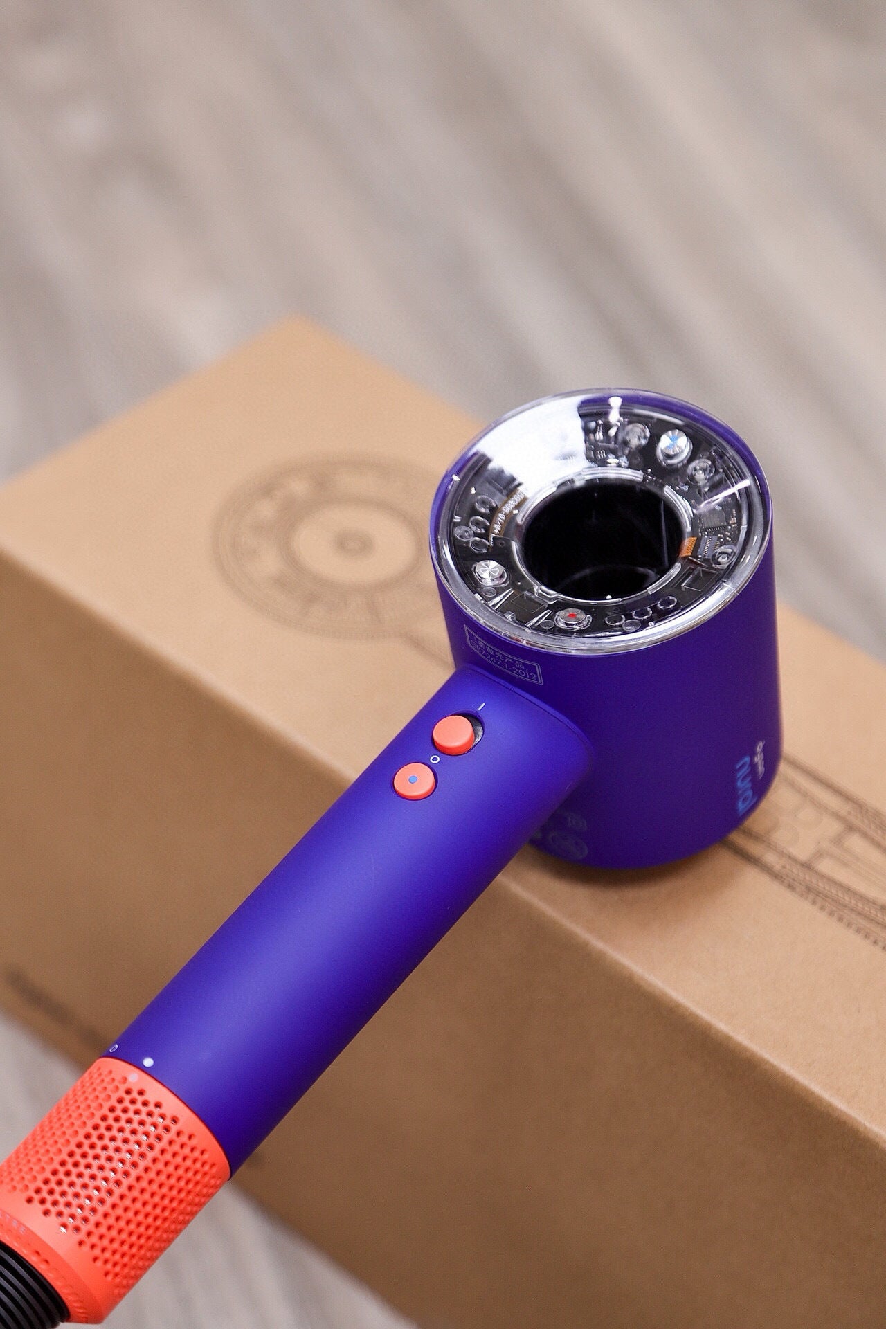 Dyson Supersonic™ Nural – Pátina Cerámica / Blue 220 volteo