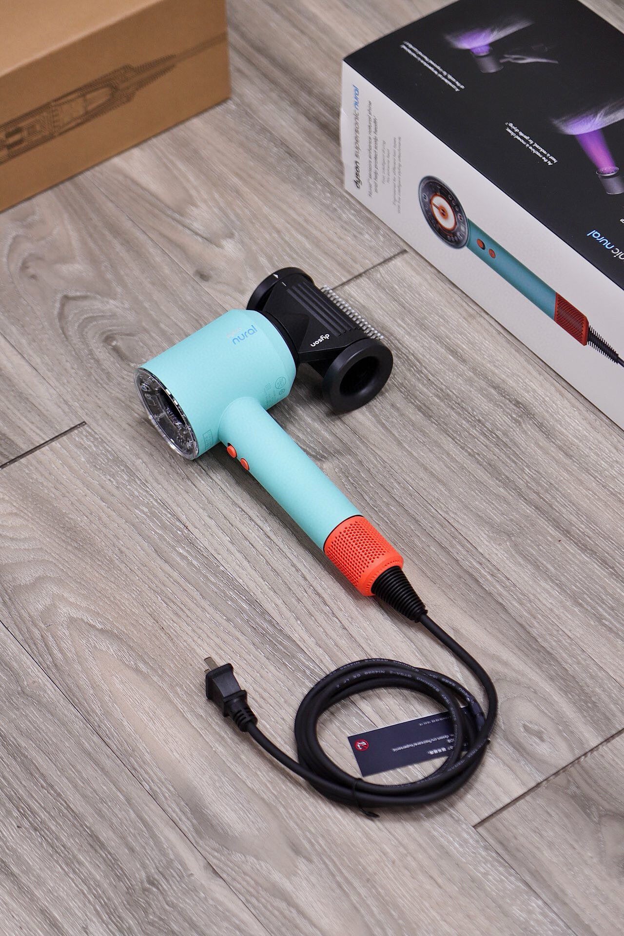Dyson Supersonic™ Nural – Pátina Cerámica / Topacio 220 volteo