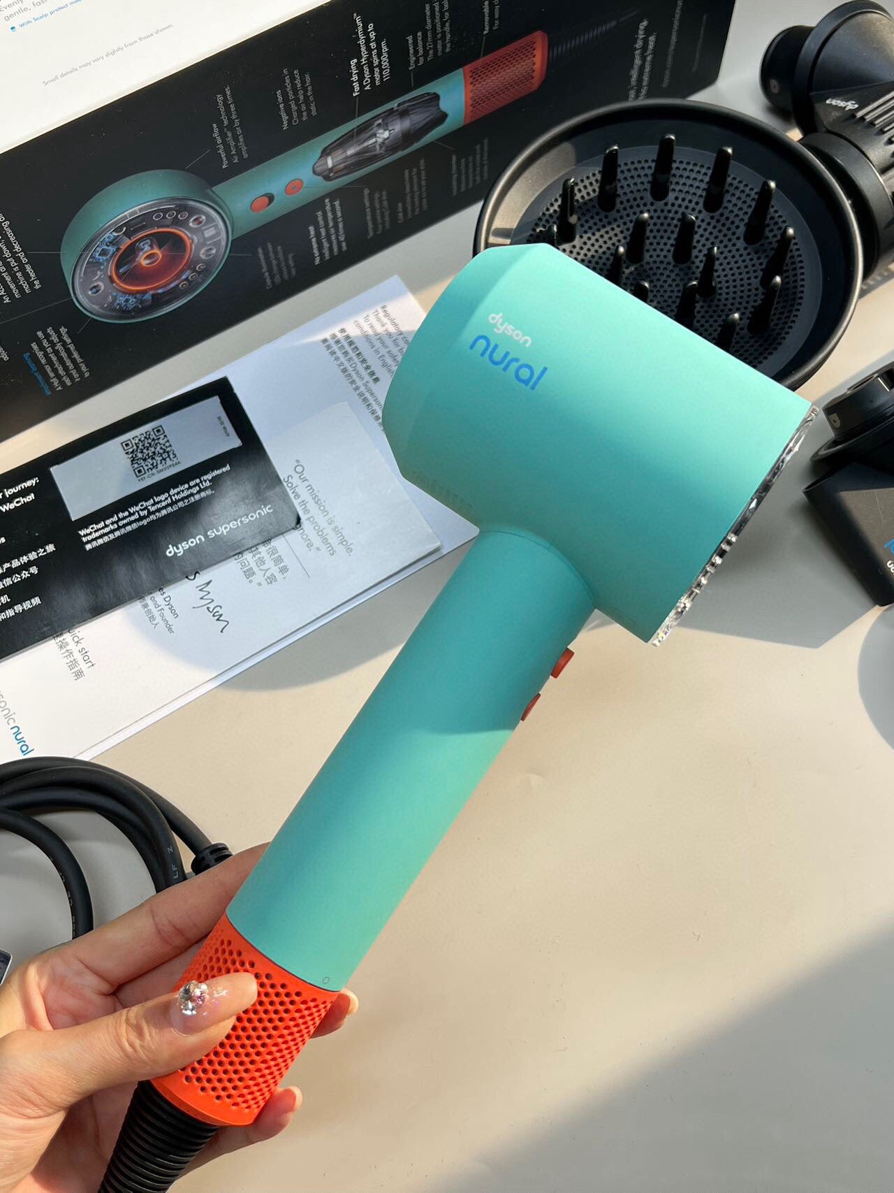 Dyson Supersonic™ Nural – Pátina Cerámica / Topacio 220 volteo