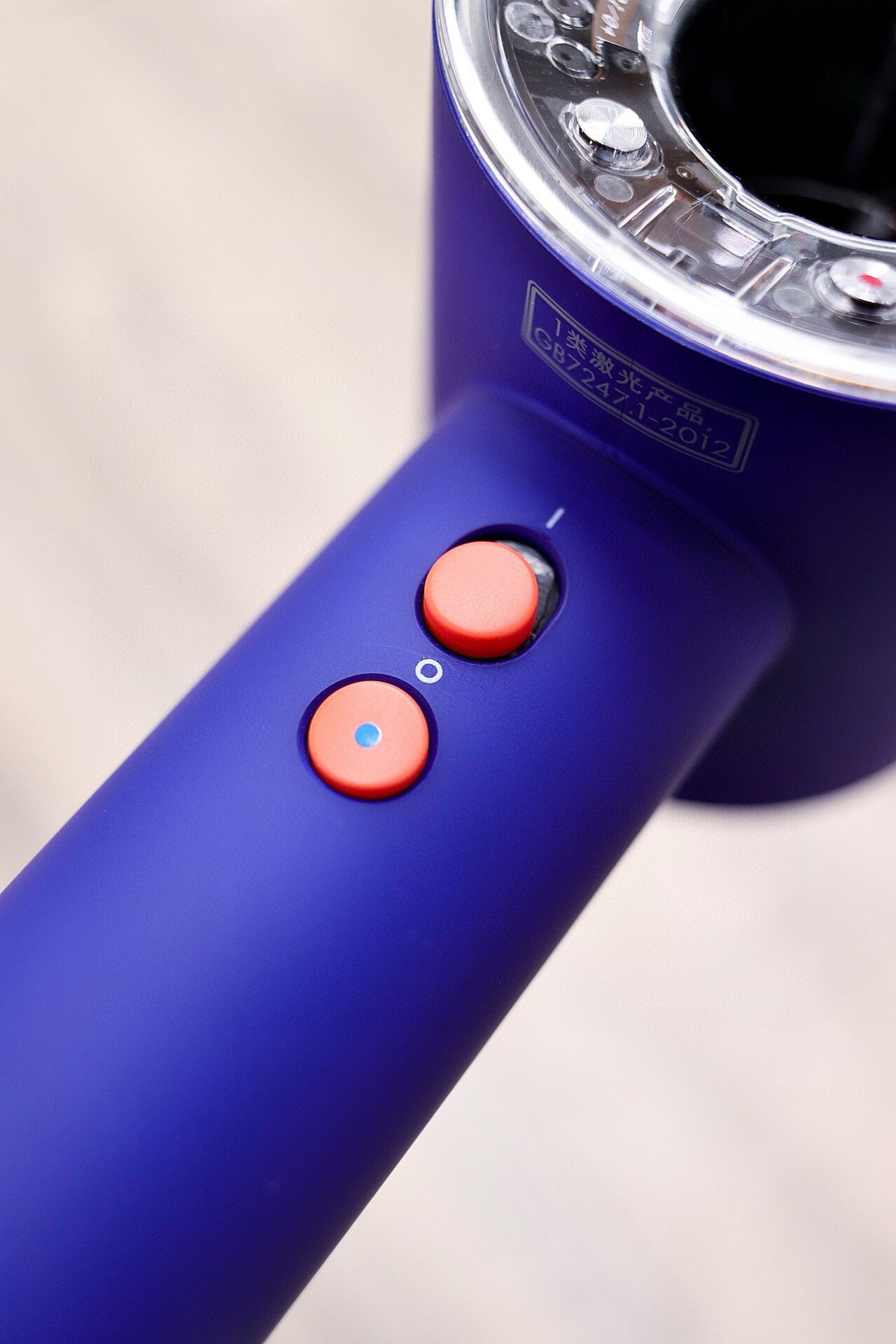 Dyson Supersonic™ Nural – Pátina Cerámica / Blue 220 volteo