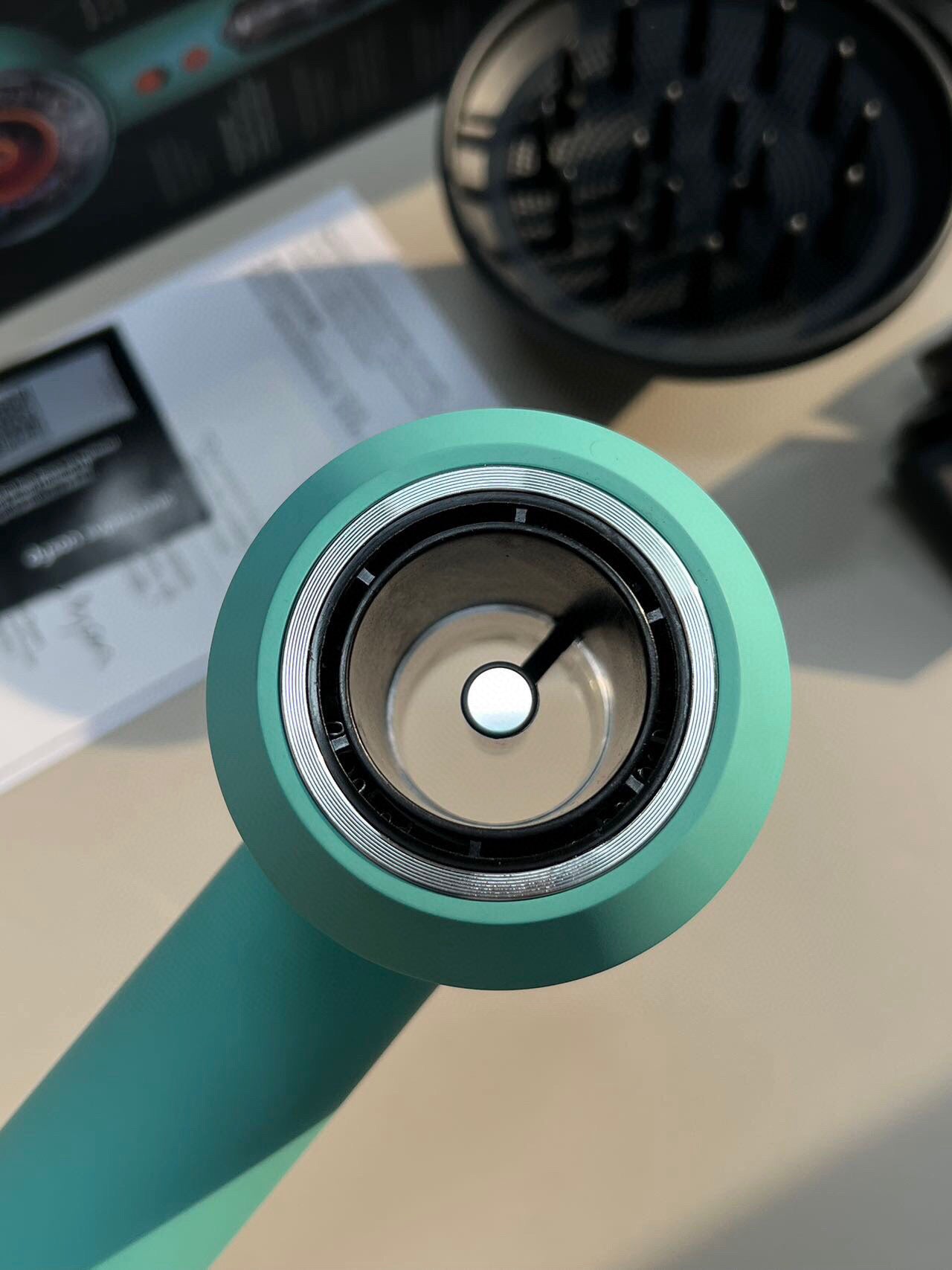 Dyson Supersonic™ Nural – Pátina Cerámica / Topacio 220 volteo
